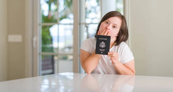 Σύνδρομο Γυναίκα Στο Σπίτι Κρατώντας Ηπα Διαβατήριο Κάλυψη Στόμα Χέρι — Φωτογραφία Αρχείου