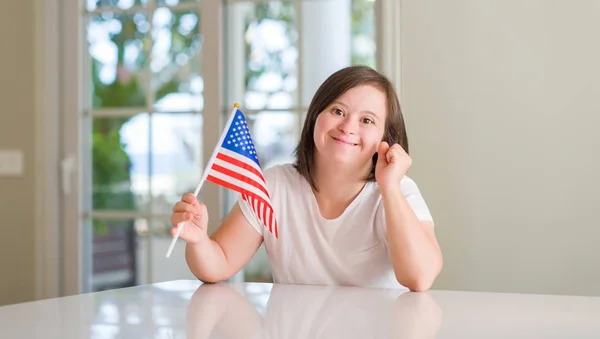 Downa Kobieta Domu Gospodarstwa Flaga Usa Krzyczy Dumny Świętuje Zwycięstwo — Zdjęcie stockowe