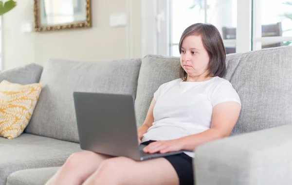 Downs Syndrom Kvinna Hemma Använder Dator Laptop Med Självsäker Uttryck — Stockfoto
