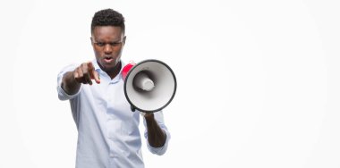 Kameraya parmak ile işaret megafon ve, el işareti, pozitif ve kendinden emin bir jest önden tutan genç Afro-Amerikan adam