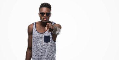 Kamera ve size, el işareti, pozitif ve kendinden emin bir jest ön parmak ile işaret genç Afro-Amerikan adam