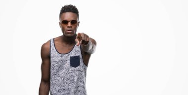 Kamera ve size, el işareti, pozitif ve kendinden emin bir jest ön parmak ile işaret güneş gözlüğü takmış genç Afro-Amerikan adam