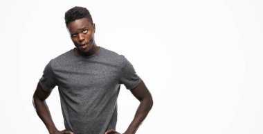 Gri t-shirt yapma balık yüz dudaklı, çılgın ve komik bir jest giyen genç Afro-Amerikan adam. Komik ifade.