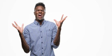 Kızgın ve silah ile başarı için deli mavi gömlek kutluyor giyen genç Afro-Amerikan adam kaldırdı ve heyecanlı çığlık gözler kapalı. Kazanan kavramı