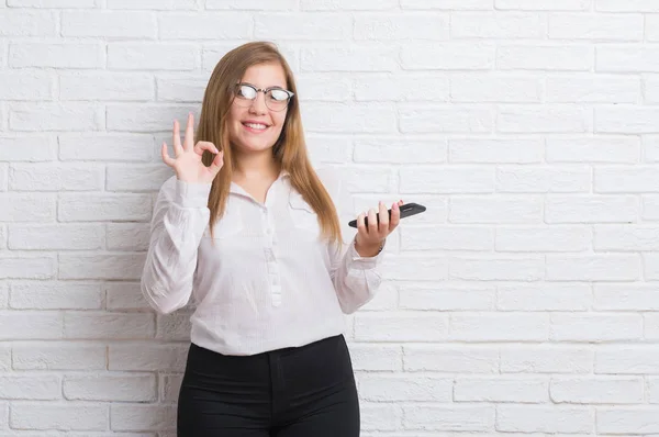 Young Adult Business Woman White Brick Wall Sending Message Using — Stock Photo, Image