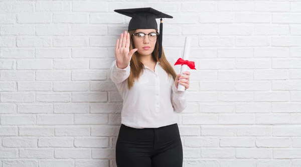 Mujer Adulta Joven Sobre Pared Ladrillo Blanco Con Título Posgrado —  Fotos de Stock