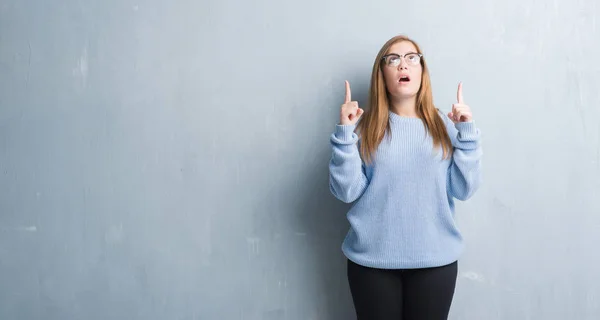 Junge Erwachsene Frau Über Grauer Grunge Wand Mit Brille Staunend — Stockfoto