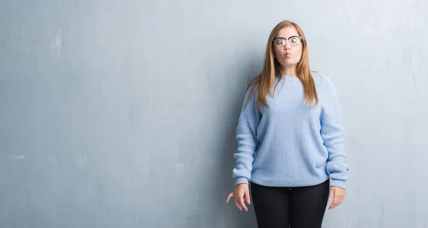 Junge Erwachsene Frau Über Grauer Grunge Wand Mit Brille Fischgesicht — Stockfoto