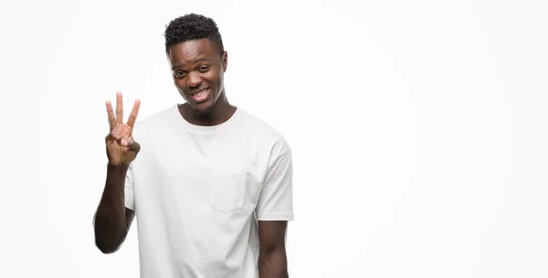 若いアフリカ系アメリカ人を示すと指で上向きの白い シャツを着て番号自信を持って 幸せな笑みを浮かべている間 — ストック写真