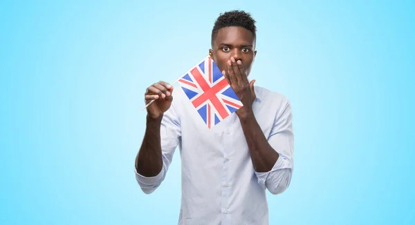 Mladý Američan Afričana Muž Drží Velká Británie Vlajka Kryt Ústa — Stock fotografie