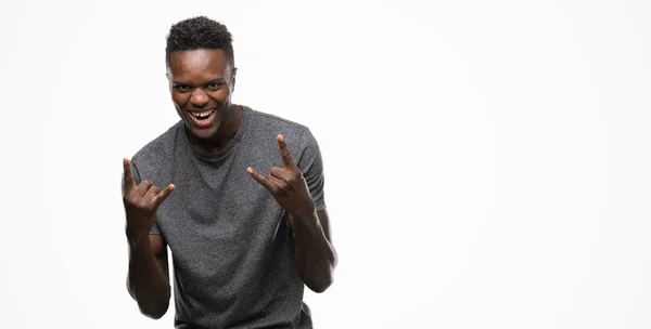 Junger Afrikanisch Amerikanischer Mann Grauem Shirt Mit Verrücktem Gesichtsausdruck Der — Stockfoto