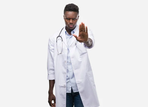 Unga Afroamerikanska Man Klädd Läkare Kappa Med Öppen Hand Gör — Stockfoto