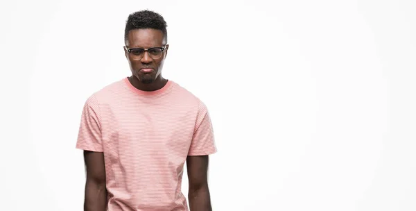 Giovane Uomo Afroamericano Indossando Rosa Shirt Depresso Preoccuparsi Disagio Piangendo — Foto Stock