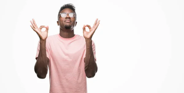 Unga Afroamerikanska Man Klädd Rosa Shirt Koppla Och Ler Med — Stockfoto