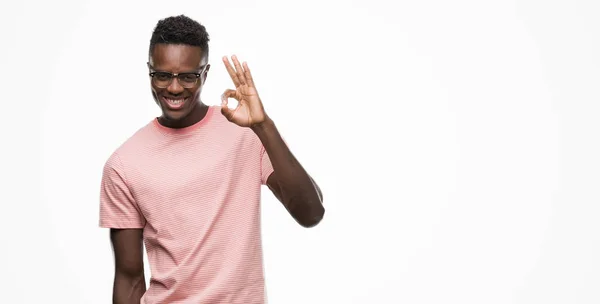 Unga Afroamerikanska Man Klädd Rosa Shirt Leende Positiva Gör Tecken — Stockfoto