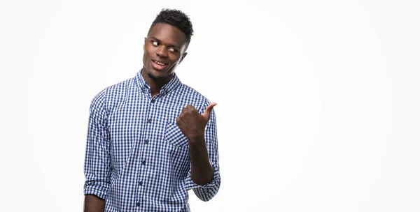 Joven Hombre Afroamericano Vistiendo Camisa Azul Sonriendo Con Cara Feliz —  Fotos de Stock