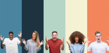 Bir grup insan vintage renk arka plan kutluyor kızgın ve silah ile başarı için deli üzerinde kaldırdı ve heyecanlı çığlık gözler kapalı. Kazanan kavramı