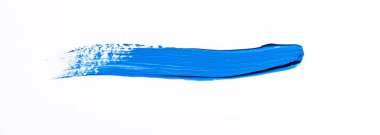 Beyaz arka plan üzerinde izole mavi fırça darbesi