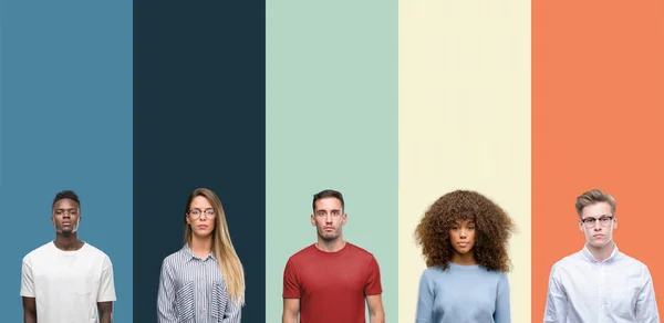 Grupp Människor Över Vintage Färger Bakgrund Med Allvarliga Uttryck Ansiktet — Stockfoto