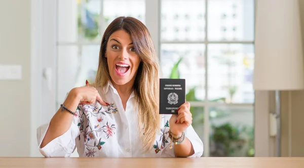 Jovem Mulher Casa Segurando Passaporte Itália Com Rosto Surpresa Apontando — Fotografia de Stock