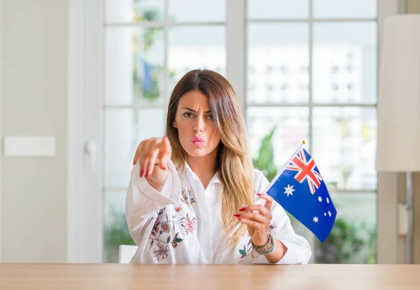 Молодая Женщина Дома Держит Флаг Австралии Указывая Пальцем Камеру Знак — стоковое фото