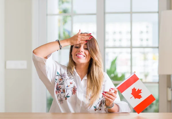 Genç Kadın Evde Ile Vurguladı Kanada Bayrağı Tutarak Kafasına Utanç — Stok fotoğraf