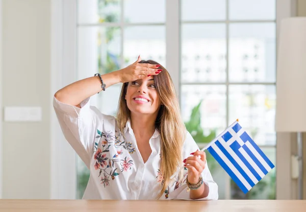 Jonge Vrouw Thuis Houden Van Vlag Van Griekenland Benadrukt Met — Stockfoto