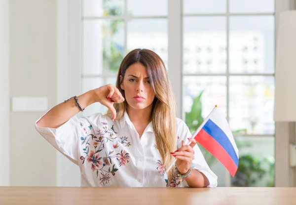 Junge Frau Hause Mit Russischer Fahne Mit Wütendem Gesicht Negatives — Stockfoto