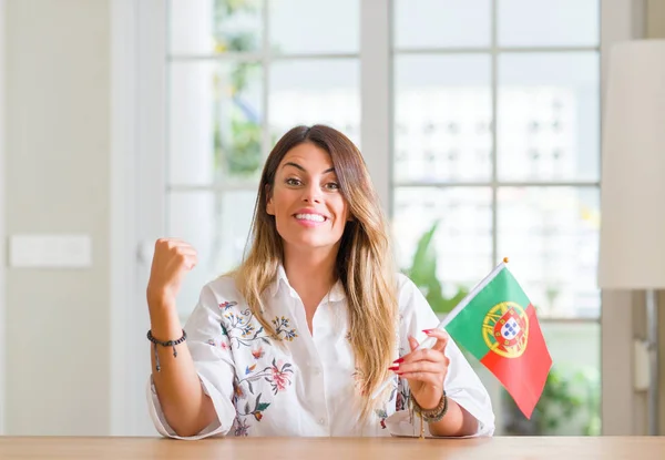 Jeune Femme Maison Tenant Drapeau Portugal Criant Fier Célébrant Victoire — Photo