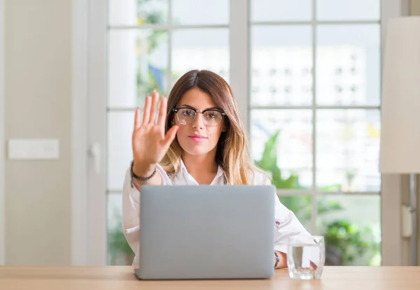 Giovane Donna Casa Con Computer Portatile Mano Aperta Facendo Stop — Foto Stock