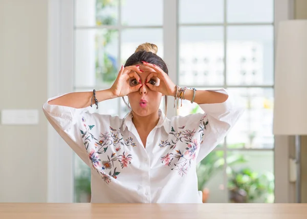 Giovane Donna Casa Facendo Gesto Come Binocolo Sporgere Lingua Occhi — Foto Stock