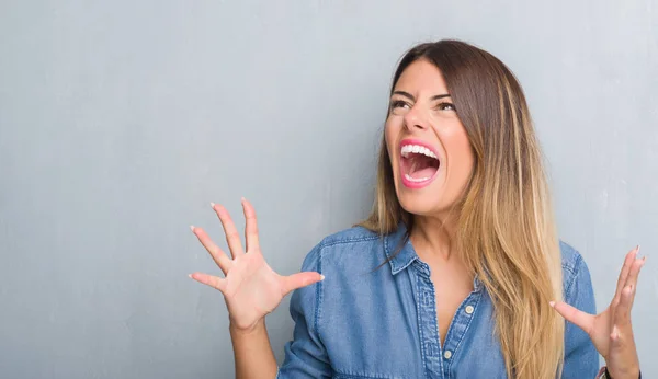 Jonge Volwassen Vrouw Grunge Grijs Muur Dragen Denim Outfit Gek — Stockfoto