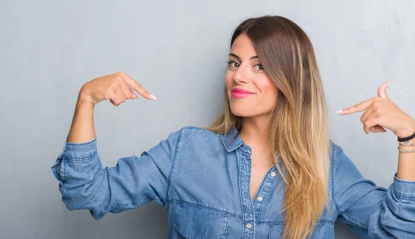 Jovem Mulher Adulta Sobre Grunge Parede Cinza Vestindo Roupa Jeans — Fotografia de Stock