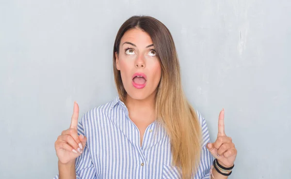 Mujer Adulta Joven Sobre Pared Gris Grunge Usando Camisa Negocios —  Fotos de Stock