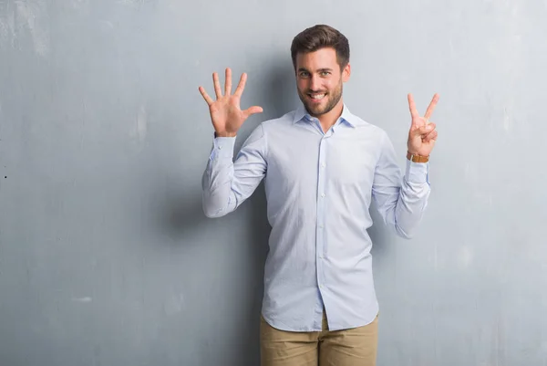 Красивый Молодой Бизнесмен Серой Гранж Стене Элегантной Рубашке Показывающий Пальцами — стоковое фото