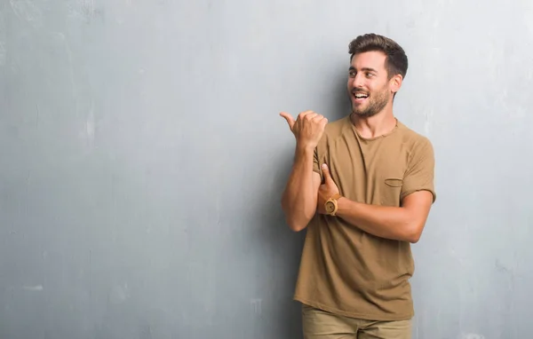 Jovem Bonito Sobre Parede Grunge Cinza Sorrindo Com Rosto Feliz — Fotografia de Stock