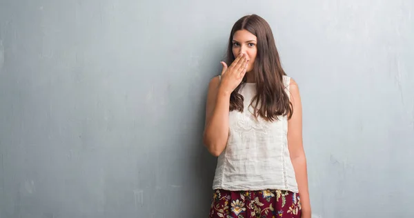 Junge Brünette Frau Über Grunge Grauen Wanddeckel Mund Mit Hand — Stockfoto