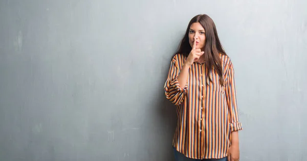 Giovane Donna Bruna Sopra Muro Grigio Grunge Che Chiede Essere — Foto Stock