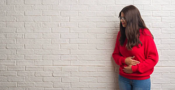 Jonge Brunette Vrouw Permanent Witte Bakstenen Muur Met Hand Maag — Stockfoto