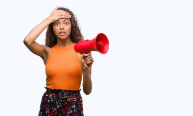 Baş, el ile vurguladı megafon tutan genç İspanyol kadın şok utanç ve sürpriz suratla, öfkeli ve sinirli. Korku ve hata için üzgün.