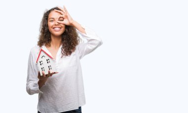 Mutlu yüz el parmaklarının arasından seyir göz üzerinde ok işaretiyle yapıyor gülümseyen ile genç İspanyol gerçek durum Aracısı kadın holding küçük ev