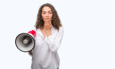 Sessizlik, gizli kavramı megafon kapak ağız hata, korku, ifade için utanç ile şok eliyle tutan genç İspanyol kadın korkuttu