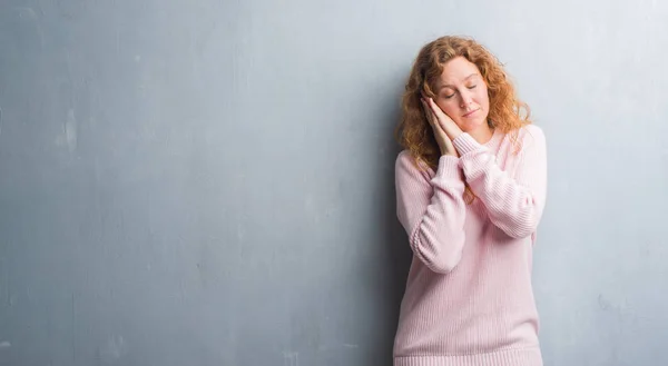 Young Redhead Woman Grey Grunge Wall Wearing Pink Sweater Sleeping — Stock Photo, Image