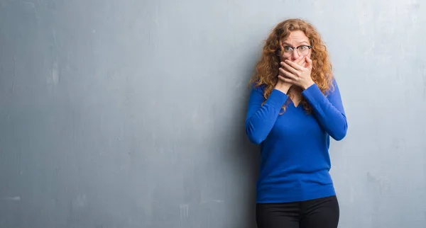 Junge Rothaarige Frau Über Graue Grunge Wand Schockiert Mund Mit — Stockfoto