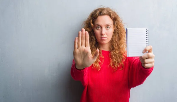 Young Redhead Woman Grey Grunge Wall Showing Blank Notebook Open — Stock Photo, Image