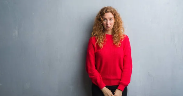 Mujer Pelirroja Joven Sobre Pared Gris Grunge Usando Suéter Rojo — Foto de Stock