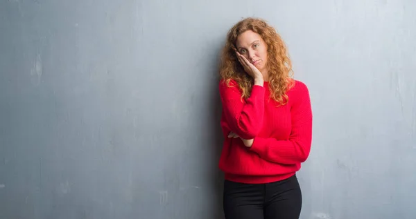 Mujer Pelirroja Joven Sobre Pared Gris Grunge Usando Suéter Rojo — Foto de Stock