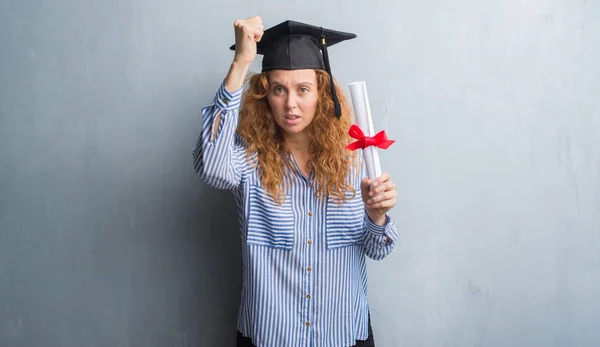 Gri Grunge Duvar Holding Diploma Rahatsız Mezun Genç Kızıl Saçlı — Stok fotoğraf