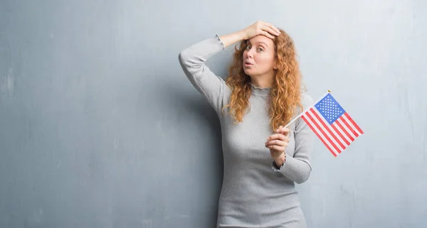 Joven Pelirroja Sobre Pared Grunge Gris Sosteniendo Bandera Estados Unidos —  Fotos de Stock