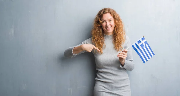 Junge Rothaarige Frau Über Grauer Grunge Wand Mit Griechischer Fahne — Stockfoto